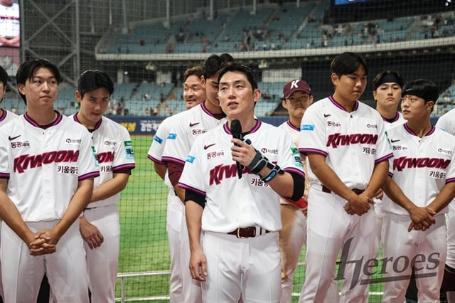 Seo Geon-chang saluda ante los aficionados tras el partido del día 7. /Foto=Kiwoom Heroes