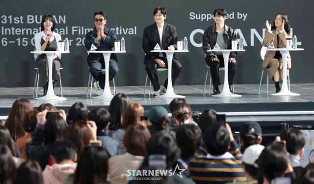 (Busan=NEWS1) Reportero Kwon Hyun-jin = La directora Kim Ji-hyun (de izquierda a derecha) y los actores Ryu Seung-ryong, Park Hae-jun, Ong Seong-wu y Lee Sang-hee disfrutaron de un momento agradable con el público durante la charla abierta de la película "Jingane" celebrada el día 7 en el escenario al aire libre del Centro de Cine de Haeundae-gu, Busan. 2026.10.7/NEWS1 Copyright © NEWS1. Todos los derechos reservados. Prohibida la reproducción y redistribución no autorizadas, así como su uso para el aprendizaje de IA. /foto=(Busan=NEWS1) Reportero Kwon Hyun-jin