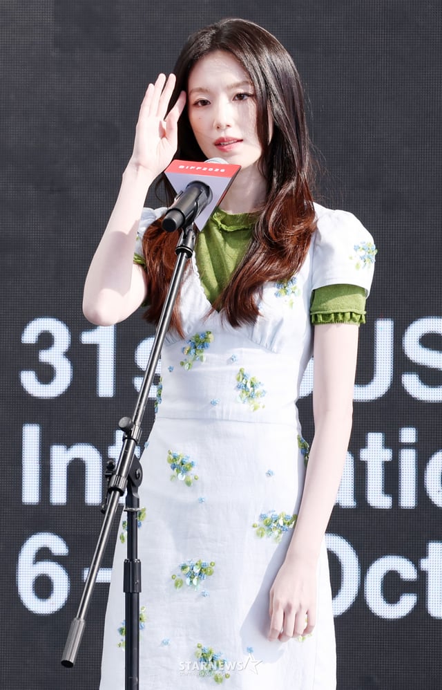 그룹 아이들 슈화가 7일 부산광역시 해운대구 영화의전당 루프씨어터에서 진행된 영화 '오래오래 행복하게' 야외 무대인사에 참석해 인사말을 하고 있다. /2026.10.07 /사진=김휘선 hwijpg@