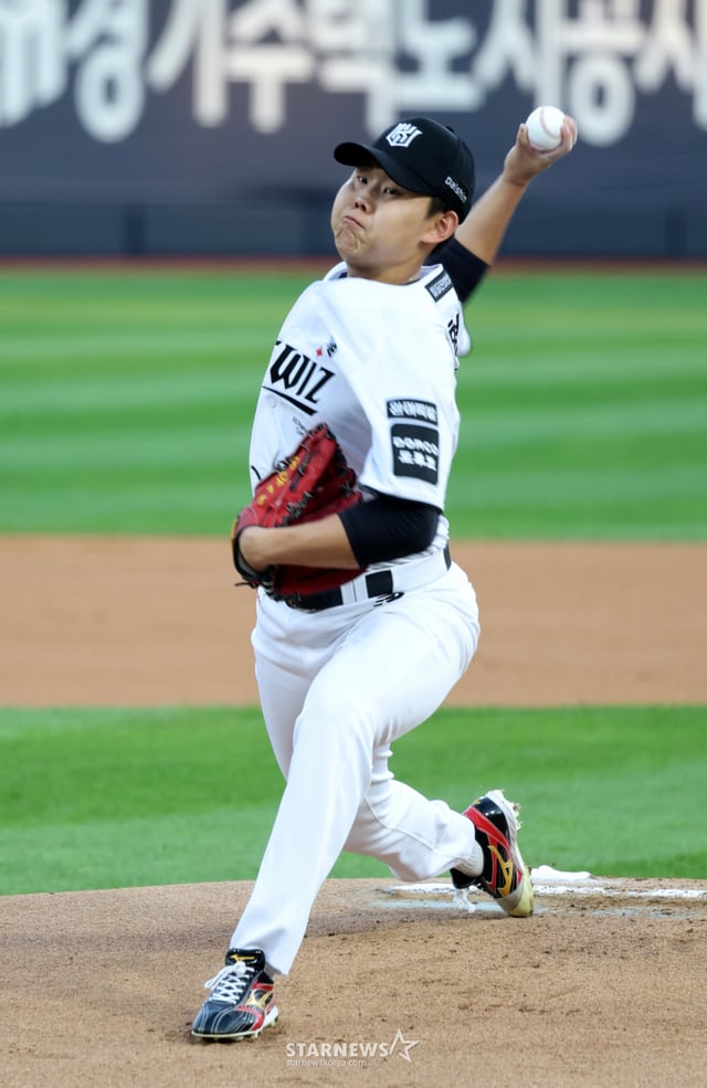KT right-handed pitcher So Hyoung-jun. /Ảnh=phóng viên cao cấp Kang Young-jo