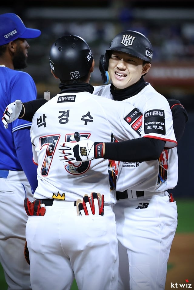 KT 최원준이 7일 수원 삼성전에서 최다 안타 신기록을 작성하고 기뻐했다. /사진=KT 위즈 제공