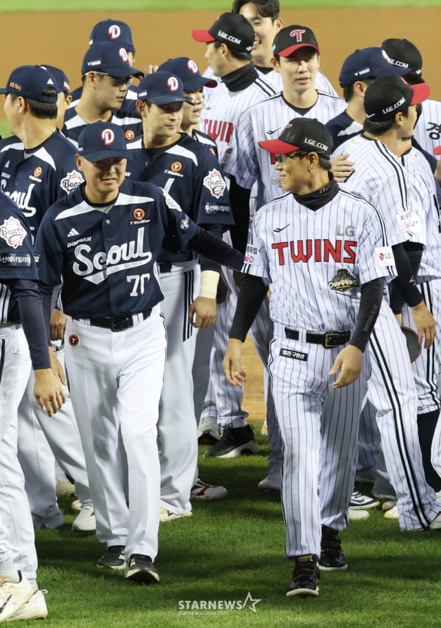 The LG Twins played their final home game at Jamsil Stadium in the 2026 Shinhan SOL KBO League on the 7th against the Doosan Bears. Players from the LG and Doosan, who share Jamsil Stadium, pose for a commemorative photo before the game. Manager Kim Won-hyung and Manager Yeom Kyung-yeop pledge to do their best after the commemorative photo. Jamsil Baseball Stadium will begin demolition in December to start reconstruction, returning as a 30,000-seat dome stadium by the end of 2031. /Photo=Kim Jin-kyung kim.jinkyung@