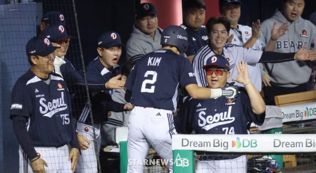 2026 신한 SOL KBO리그 LG 트윈스 대 두산 베어스 경기가 7일 서울 잠실야구장에서 열렸다.  두산 3회초 2사 2,3루에서 강승호의 적시타 때 약전 득점을 한 김민석이 김원형 감독의 환영을 받고 있다. /사진=김진경 kim.jinkyung@