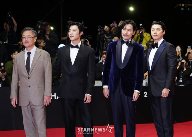 우민호 감독, 배우 우도환, 정우성, 현빈이 6일 부산광역시 해운대구 영화의전당에서 진행된 '제31회 부산국제영화제(BIFF)' 레드카펫 행사에 참석하고 있다./2026.10.06 /사진=김휘선 hwijpg@