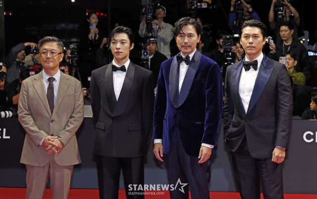 [부산=뉴시스] 김혜진 기자 = 우민호 감독(왼쪽), 배우 우도환, 정우성, 현빈이 6일 오후 부산 해운대구 영화의전당에서 열린 제31회 부산국제영화제 레드카펫을 밟고 있다. 2026.10.06. jini@newsis.com /사진=김혜진