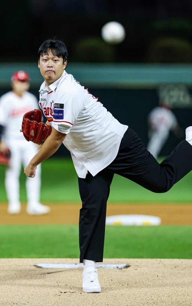 SSG 랜더스 1라운드 신인 이윤성이 7일 인천 SSG랜더스필드에서 열린 NC 다이노스와 홈경기를 앞두고 시투를 하고 있다. /사진=SSG 랜더스 제공