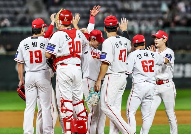 SSG 랜더스 선수들이 7일 인천 SSG랜더스필드에서 열린 NC 다이노스와 2026 신한 SOL KBO리그 홈경기에서 승리를 거두고 세리머니를 하고 있다. /사진=SSG 랜더스 제공