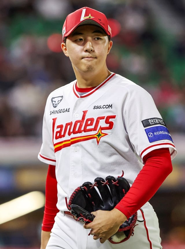 SSG 랜더스 김민준이 7일 인천 SSG랜더스필드에서 열린 NC 다이노스와 2026 신한 SOL KBO리그 홈경기에 선발 등판해 이닝을 실점 없이 마치고 더그아웃으로 향하고 있다. /사진=SSG 랜더스 제공