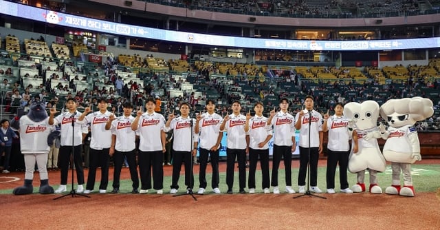 SSG 랜더스 신인 선수들이 7일 인천 SSG랜더스필드에서 열린 NC 다이노스와 2026 신한 SOL KBO리그 홈경기를 앞두고 기념 행사에서 포즈를 취하고 있다. /사진=SSG 랜더스 제공
