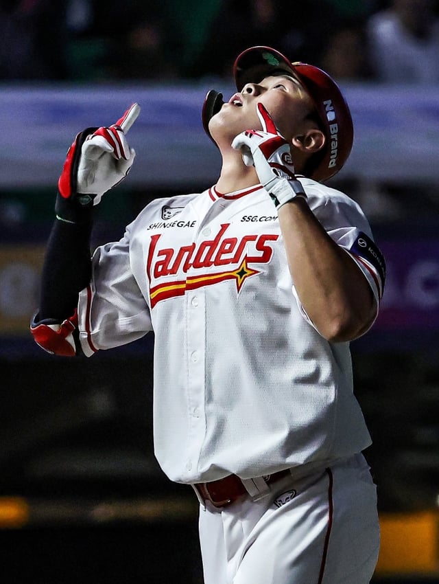 SSG 랜더스 전의산이 7일 인천 SSG랜더스필드에서 열린 2026 신한 SOL KBO리그 홈경기에서 4번 타자 1루수로 선발 출전해 3회말  선제 스리런 홈런을 날리고 세리머니를 하고 있다. /사진=SSG 랜더스 제공