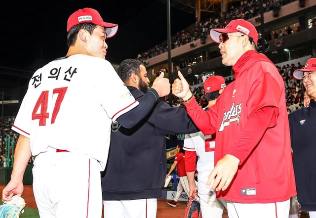SSG 랜더스 전의산(왼쪽)이 7일 인천 SSG랜더스필드에서 열린 2026 신한 SOL KBO리그 홈경기에서 4번 타자 1루수로 선발 출전해 결승 스리런 홈런으로 팀 승리를 이끈 뒤  이숭용 감독과 하이파이브를 하고 있다. /사진=SSG 랜더스 제공