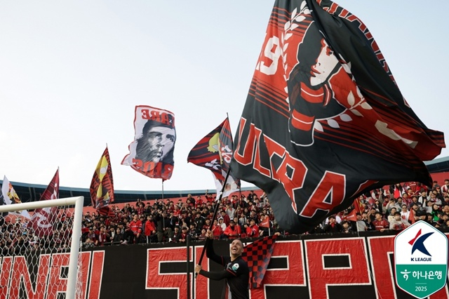 富川のファンと昇格セレモニーを共にしたバサニ。 /写真=韓国プロサッカー連盟提供