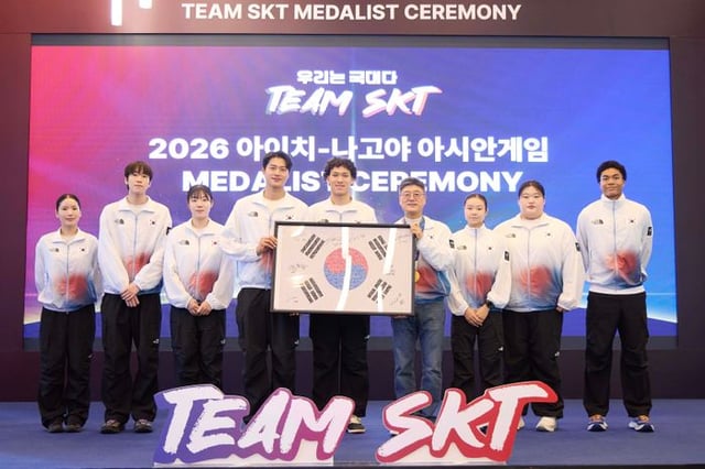 Imagen del momento en que se entrega al CEO de SK Telecom, Jung Jae-hun, el cuadro con la “bandera taegeuk de apoyo nacional” que contiene las firmas de los atletas de “Team SKT”, durante la “Ceremonia de Medallistas” celebrada el día 7 en la Seúl SKT Tower. (De izquierda a derecha) esgrimista Song Se-ra, Do Kyung-dong, Jeon Ha-young, Oh Sang-uk, jugador de baloncesto Eddie Daniel, CEO Jung Jae-hun, pentatleta Shin Su-min, levantadora de pesas Park Hye-jung, atleta Namadi Joel Jin. /Foto=SKT