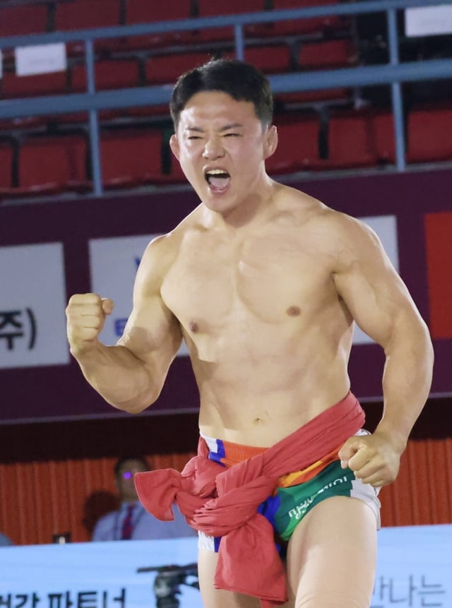 キム·ソンハが7日、忠清北道槐山郡槐山文化体育センターで開かれた大会小白壮士(72㎏以下)決定戦(5戦3先勝制)でキム·ドヒョン(聞慶市庁)を3-2で制圧し、小白壮士のタイトルを握って咆哮している。