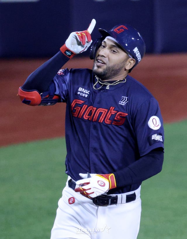 2026新韓(シンハン)SOLKBOリーグ、LGツインズ対ロッテジャイアンツの試合が16日、ソウル蚕室(チャムシル)野球場で行われた。 ロッテ·レイエスが6回表、2死1塁でLGのチャン·ヒョンシクを相手に同点2点本塁打を放ってホームインしている。 /写真=キム·ジンギョン kim.jinkyung@