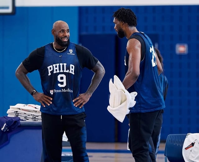 LeBron (izquierda) y Embiid. /foto=SNS oficial de los Philadelphia 76ers