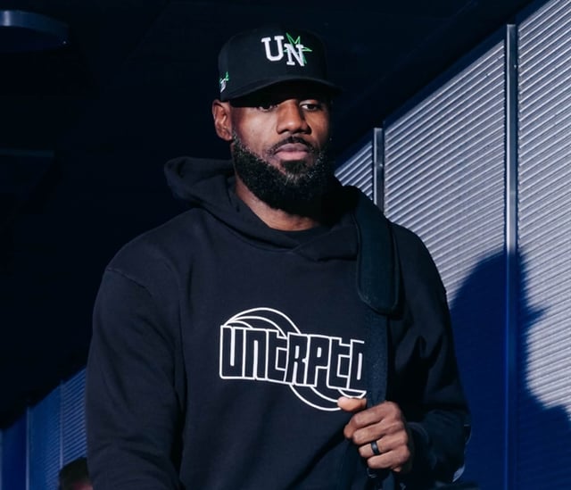 LeBron al llegar a trabajar. /Foto=SNS oficial de los Philadelphia 76ers