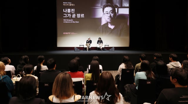 Director Na Hong-jin attends a master class held at the Shinsegae Department Store Centum City Culture Hall in Haeundae-gu, Busan Metropolitan City, on the 8th, engaging in conversation with the audience. /October 8, 2026 /Photo=Kim Hwi-seon hwijpg@