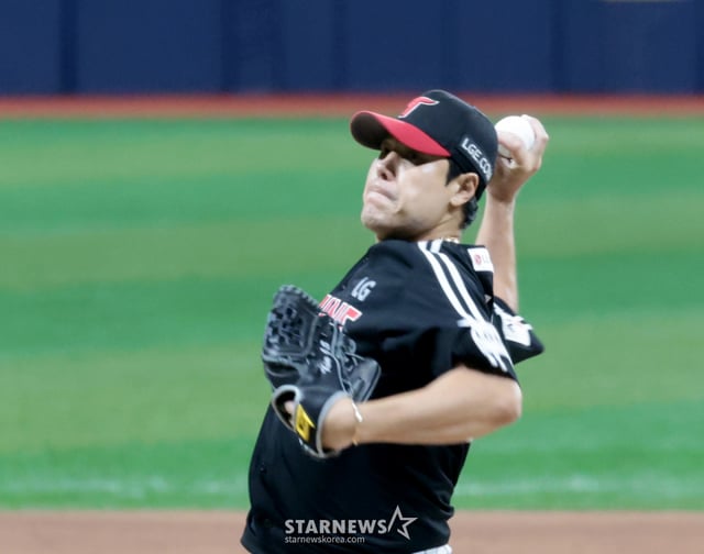 Kim Jin-sung, cầu thủ phòng ngự tay phải của LG, đang thực hiện pitching không điểm trong hiệp 7 trận đấu KBO League 2026 giữa Kiwoom Heroes và LG Twins diễn ra ngày 12 tại Gocheok Sky Dome. 2026.08.12. /Ảnh=phóng viên cao cấp Kang Young-jo cameratalks@