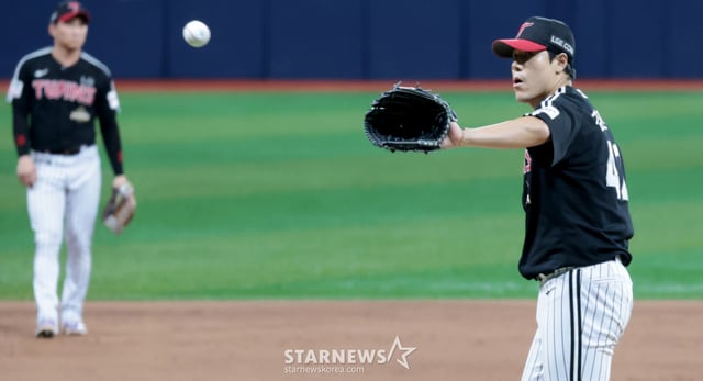 Kim Jin-sung, cầu thủ phòng ngự tay phải của LG, đang thực hiện pitching không điểm trong hiệp 7 trận đấu KBO League 2026 giữa Kiwoom Heroes và LG Twins diễn ra ngày 12 tại Gocheok Sky Dome. 2026.08.12. /Ảnh=phóng viên cao cấp Kang Young-jo cameratalks@