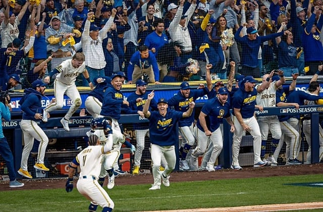 喜ぶミルウォーキーの選手たち。 /写真=ミルウォーキー·ブルワーズ公式SNS