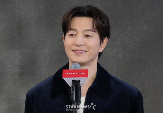 (Busan=NEWS1) Reporter Kwon Hyeon-jin = Actor Jung Sung-il smiles during the outdoor stage greeting for the film 'Autograph' at the 31st Busan International Film Festival, held on the 8th at the Loop Theater in the Cinema Hall of the Busan Film Commission in Haeundae-gu, Busan. October 8, 2026/NEWS1 Copyright © NEWS1. All rights reserved. Unauthorized reproduction and redistribution, as well as use for AI learning, are prohibited. /Photo=NEWS1) Reporter Kwon Hyeon-jin