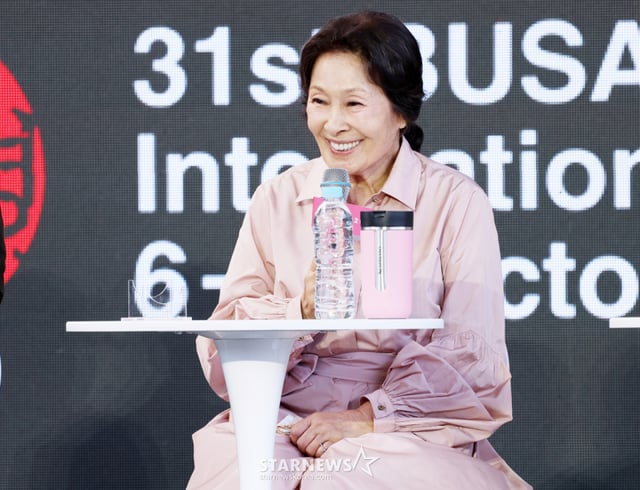 배우 김혜자가 8일 부산광역시 해운대구 영화의전당 루프씨어터에서 진행된 영화 '여전히 찬란하게(감독 송일곤)' 야외 무대인사에 참석해 인사말을 하고 있다. /2026.10.08 /사진=김휘선 hwijpg@