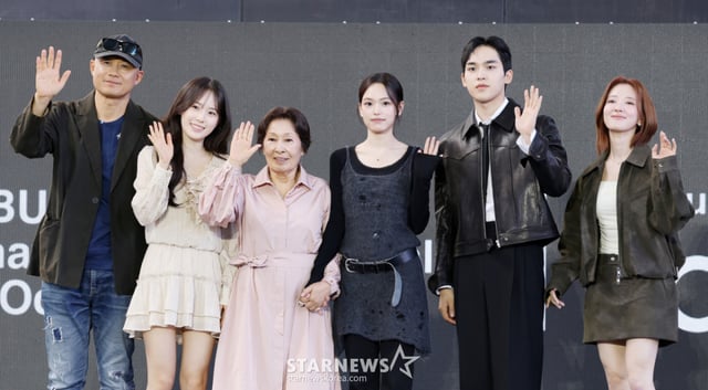 송일곤 감독, 배우 박서경, 김혜자, 최주은, 문성현, 이세영이 8일 부산광역시 해운대구 영화의전당 루프씨어터에서 진행된 영화 '여전히 찬란하게(감독 송일곤)' 야외 무대인사에 참석해 포즈를 취하고 있다. /2026.10.08 /사진=김휘선 hwijpg@
