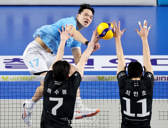 Im Dong-hyuk of Korean Air attempts a spike against Hyundai's double block during the fourth match of the Jin Air 2025-2026 V-League Championship between Korean Air and Hyundai Capital, held at Cheonan Yoo Gwan-sun Gymnasium in April last year. 2026.04.08. /Photo=Senior reporter Kang Young-jo