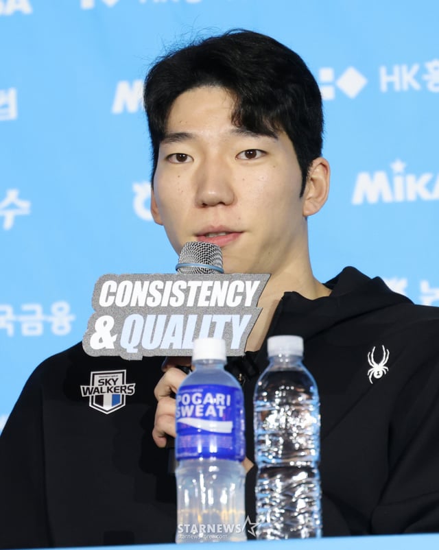 2026~2027시즌 프로배구 남자부 미디어데이가 8일서울 강남구 호텔리베라 청담에서 열렸다. 현대캐피탈 허수봉이 기자들의 질문에 답하고 있다. /사진=김진경 대기자