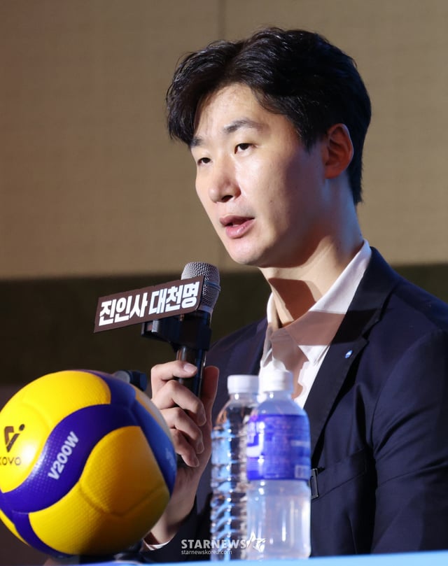 2026~2027시즌 프로배구 남자부 미디어데이가 8일 서울 강남구 호텔리베라 청담에서 열렸다. 박철웅 우리카드 감독이 출사표를 밝히고 있다. /사진=김진경 대기자