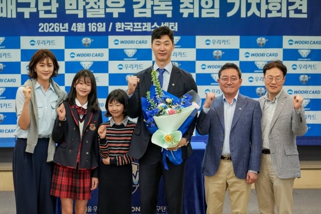 박철우 우리카드 감독(가운데)이 지난 4월 서울 프레스센터에서 열린 감독 취임식에서 가족, 우리카드 임원들과 기념사진을 찍었다. /사진=우리카드 배구단 제공