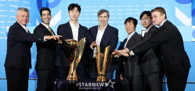2026~2027시즌 프로배구 남자부 미디어데이가 8일서울 강남구 호텔리베라 청담에서 열렸다. 해난 달 감독(왼쪽)을 비롯한 7개 구단 감독들이 포즈를 취하고 있다. /사진=김진경 대기자