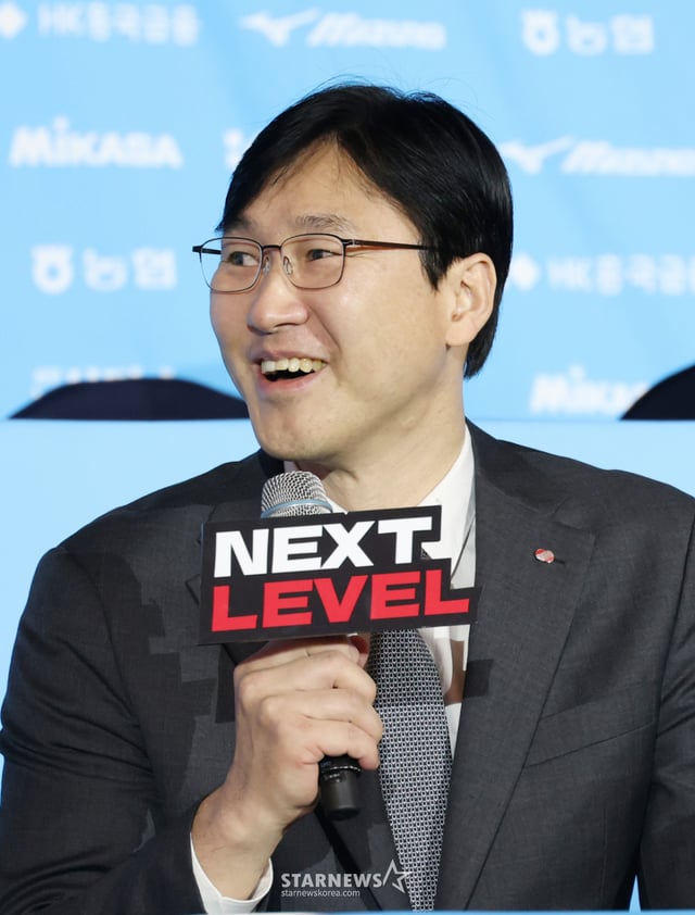 La rueda de prensa de la sección masculina de la liga profesional de voleibol para la temporada 2026-2027 se celebró el día 8 en el Hotel Libera Cheongdam, en Gangnam-gu, Seúl. El entrenador de KEPCO, Seok Jin-wook, responde a las preguntas de los periodistas. /foto=corresponsal jefe Kim Jin-kyung
