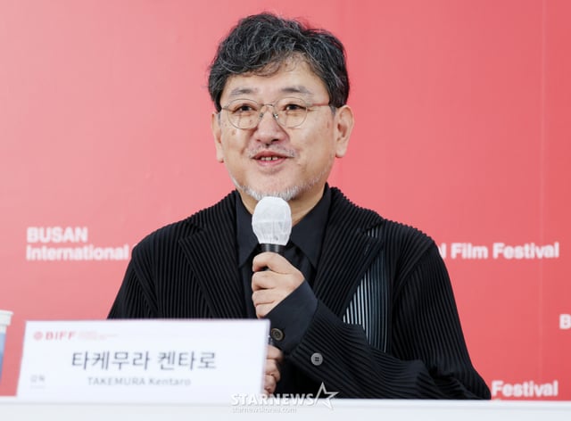 타케무라 켄타로 감독이 8일 부산광역시 해운대구 영화의전당 비프힐에서 진행된 영화 '아름다운 초저녁달' 기자회견에 참석해 질의응답을 하고 있다./2026.10.08 /사진=김휘선 hwijpg@