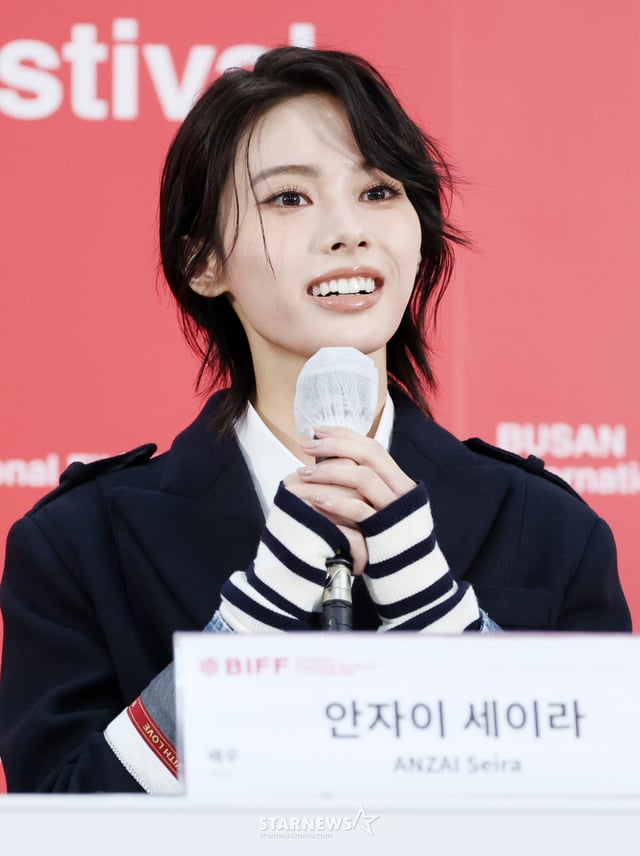 배우 안자이 세이라가 8일 부산광역시 해운대구 영화의전당 비프힐에서 진행된 영화 '아름다운 초저녁달' 기자회견에 참석해 질의응답을 하고 있다./2026.10.08 /사진=김휘선 hwijpg@