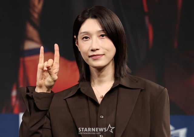 (서울=뉴스1) 김진환 기자 = 배구여제 김연경이 8일 오후 서울 마포구 상암동 MBC 골든마우스홀에서 열린 MBC 새 예능 '신인감독 김연경2' 제작발표회에 참석해 포즈를 취하고 있다.   '신인감독 김연경2'은 ‘경력감독’ 김연경과 ‘필승 원더독스’(이하 원더독스)의 처절하고 뜨거운 창단 도전기로 오는 11일 첫 방송 한다. 2025.10.8/뉴스1  Copyright © 뉴스1. All rights reserved. 무단 전재 및 재배포,  AI학습 이용 금지. /사진=(서울=뉴스1) 김진환 기자