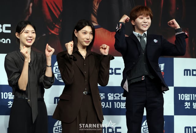 (서울=뉴스1) 김진환 기자 = 양효진 해설위원(왼쪽부터), 배구여제 김연경, 세븐틴 부승관이 8일 오후 서울 마포구 상암동 MBC 골든마우스홀에서 열린 MBC 새 예능 '신인감독 김연경2' 제작발표회에 참석해 포즈를 취하고 있다.   '신인감독 김연경2'은 ‘경력감독’ 김연경과 ‘필승 원더독스’(이하 원더독스)의 처절하고 뜨거운 창단 도전기로 오는 11일 첫 방송 한다. 2025.10.8/뉴스1  Copyright © 뉴스1. All rights reserved. 무단 전재 및 재배포,  AI학습 이용 금지. /사진=(서울=뉴스1) 김진환 기자