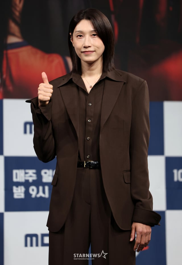 (서울=뉴스1) 김진환 기자 = 배구여제 김연경이 8일 오후 서울 마포구 상암동 MBC 골든마우스홀에서 열린 MBC 새 예능 '신인감독 김연경2' 제작발표회에 참석해 포즈를 취하고 있다.   '신인감독 김연경2'은 ‘경력감독’ 김연경과 ‘필승 원더독스’(이하 원더독스)의 처절하고 뜨거운 창단 도전기로 오는 11일 첫 방송 한다. 2025.10.8/뉴스1  Copyright © 뉴스1. All rights reserved. 무단 전재 및 재배포,  AI학습 이용 금지. /사진=(서울=뉴스1) 김진환 기자