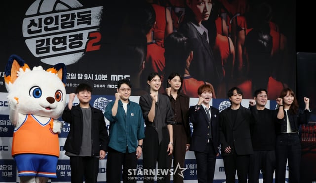 (서울=뉴스1) 김진환 기자 = 배구여제 김연경과 양효진 해설위원, 세븐틴 부승관을 비롯한 연출진들이이 8일 오후 서울 마포구 상암동 MBC 골든마우스홀에서 열린 MBC 새 예능 '신인감독 김연경2' 제작발표회에 참석해 포즈를 취하고 있다.   '신인감독 김연경2'은 ‘경력감독’ 김연경과 ‘필승 원더독스’(이하 원더독스)의 처절하고 뜨거운 창단 도전기로 오는 11일 첫 방송 한다. 2025.10.8/뉴스1  Copyright © 뉴스1. All rights reserved. 무단 전재 및 재배포,  AI학습 이용 금지. /사진=(서울=뉴스1) 김진환 기자