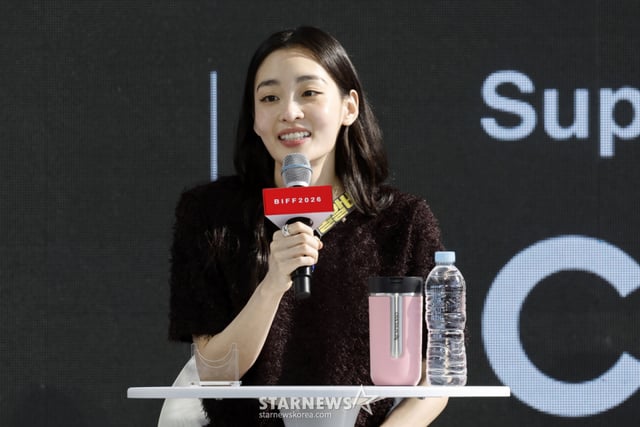 [부산=뉴시스] 김혜진 기자 = 배우 김민하가 8일 부산 해운대구 영화의전당 야외무대에서 열린 제31회 부산국제영화제 '꿀알바' 오픈 토크에서 인사말을 하고 있다. 2026.10.08. jini@newsis.com /사진=김혜진