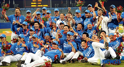 한국 야구 대표팀이 2008 베이징 올림픽에서 금메달을 따낸 뒤 기뻐하고 있다. /사진=뉴시스