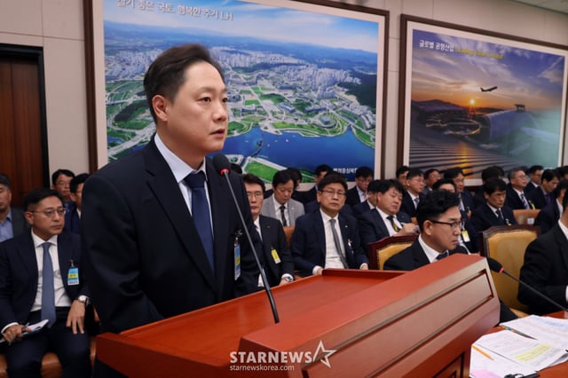 (Seúl=NEWS1) Reportero Hwang Ki-sun = Seong Yeong-deuk, representante de Tesla Ra Ko-ri-a (CEO), compareció como testigo en la audiencia de la Comisión de Obras Públicas y Transporte de la Asamblea Nacional de Seúl Yeouido el día 8, durante la auditoría nacional sobre la Corporación de Autopistas de Corea y otras entidades, y respondió a las preguntas de los diputados. 2026.10.8/NEWS1 Copyright © NEWS1. Todos los derechos reservados. Prohibida la reproducción o redistribución no autorizada, así como el uso para aprendizaje de IA. /foto=(Seúl=NEWS1) Reportero Hwang Ki-sun
