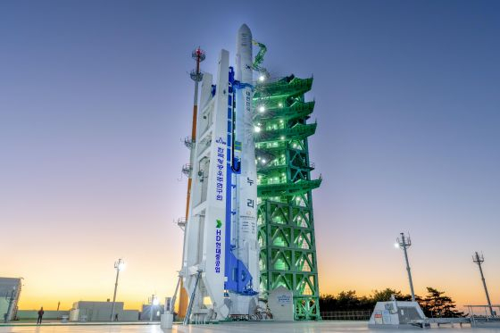 7日午前、ヌリ号が羅老宇宙センター第2発射台に起立し、発射準備をしている様子/写真=韓国航空宇宙研究院提供