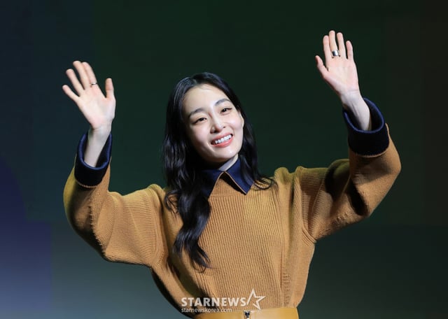 (부산=뉴스1) 권현진 기자 = 배우 김민하가 8일 부산 해운대구 신세계백화점 센텀시티 문화홀에서 열린 액터스 하우스 행사에 참석해 인사를 하고 있다. 2026.10.8/뉴스1 Copyright © 뉴스1. All rights reserved. 무단 전재 및 재배포, AI학습 이용 금지. /사진=(부산=뉴스1) 권현진 기자