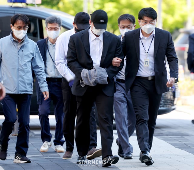 [남양주=뉴시스] 김진아 기자 = '고(故) 김창민 영화감독'을 폭행해 숨지게 한 피의자 A씨와 B씨가 4일 오전 경기 의정부지방법원 남양주지원에서 열린 구속 전 피의자 심문(영장실질심사)에 출석하고 있다. 2026.05.04. bluesoda@newsis.com /사진=김진아