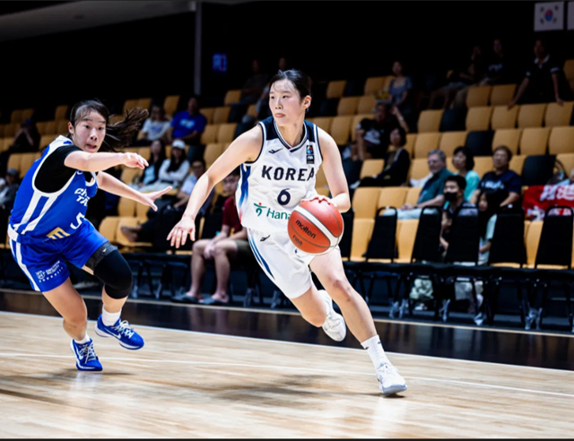 Lim Yeon-seo (bên phải) tập trung vào trận đấu. /Ảnh=FIBA