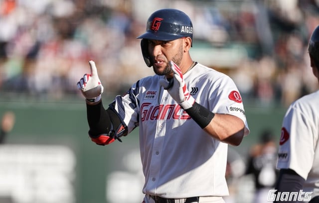 Вектор Рейес из «Лотте Джайантс» нанёс удар по мячу в матче против «LG Твинс» 9-го числа в Пусане. /Фото: предоставлено «Лотте Джайантс»