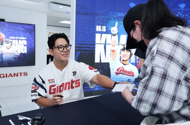 롯데 김민성이 9일 부산 LG전을 앞두고 열린 자신의 은퇴식에서 팬들에게 사인하고 있다. /사진=롯데 자이언츠 제공