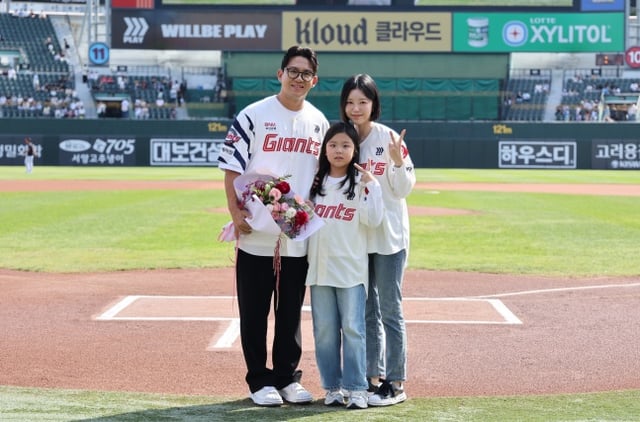 롯데 김민성이 9일 부산 LG전을 앞두고 열린 자신의 은퇴식에서 가족들과 기념 사진을 찍었다. /사진=롯데 자이언츠 제공